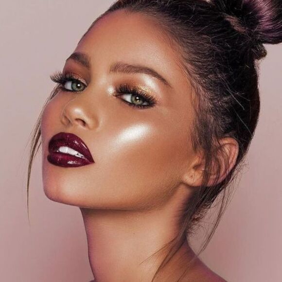 Clinique Celebration Pop Highlighter in Gold Celebration - Picture 4 of 12